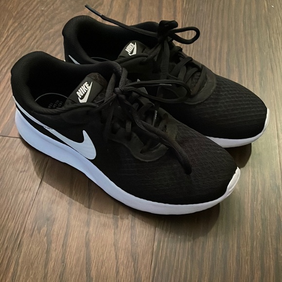 Nike Shoes - Nike women’s tanjun casual sneakers size 6